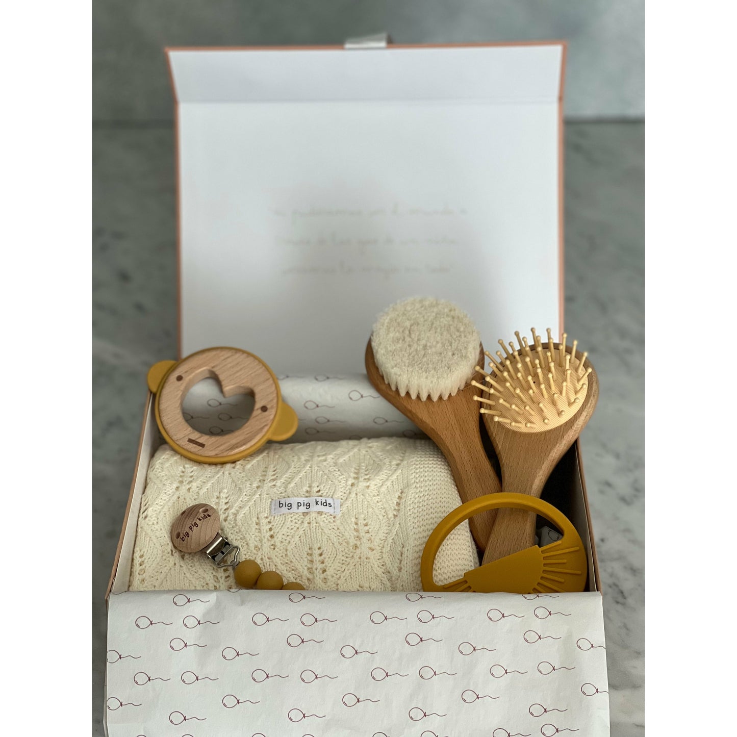 Caja de regalo - Baby essentials Mustard